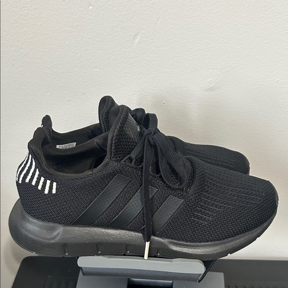 NWOT Adidas Swift Run 1.0 – Unisex Sneakers (Men’s 8 / Women’s 9.5) | - Picture 3 of 6